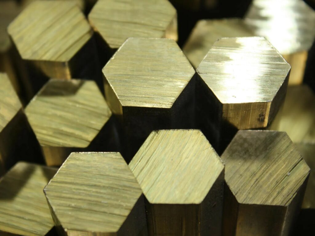 Латунный шестигранник прессованный 10 мм ЛС58-2 ГОСТ Р 52597-2006